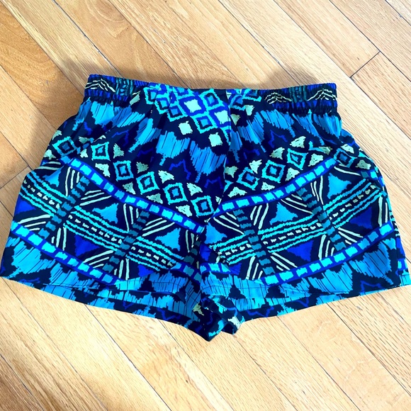BEBE Women’s Patterned Black, Blue, Green, Yellow Shorts with Pockets - Size Xs - Picture 2 of 4